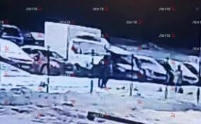 Ночное ограбление мужчины в Буграх попало на видео