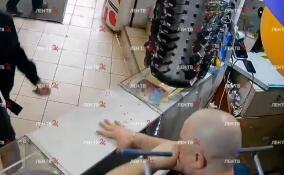 Охранник ТЦ «Красносельский» напал на продавца за замечание – видео