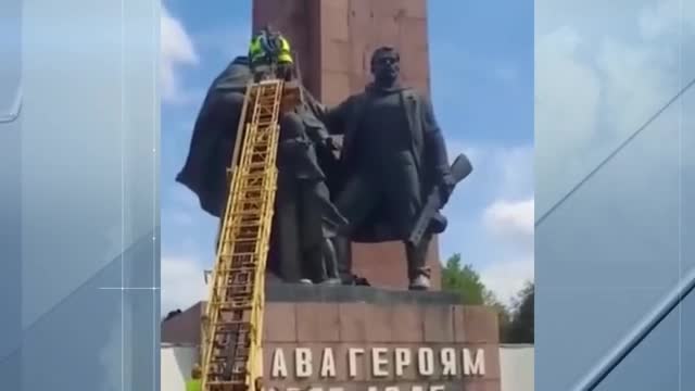 На Украине демонтировали барельеф и фигуры советских воинов с постамента на Холме Славы