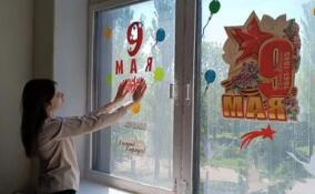 Школьники Енакиево начали украшать окна своих общеобразовательных учреждений символами 9 Мая