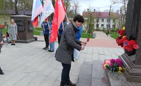 Делегация из ДНР возложила цветы у стелы "Город воинской славы" в Луге