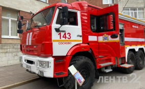 Александр Дрозденко вручил ленинградским пожарным сертификаты на новую технику