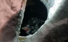 Следователи организовали проверку после падения ребенка в люк во время катания на ватрушке в Отрадном