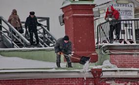 Плотник упал с высоты третьего этажа в Петербурге во время ремонта парадной