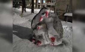 К Новому году во дворе Выборга вновь появляются красочные фигуры из снега