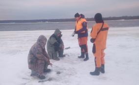 Спасатели Ленобласти провели второй рейд по выявлению нарушителей на льду Невы в Шлиссельбурге