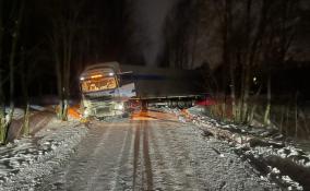 Водитель фуры застрял в снегу и перегородил проезд под Токсово
