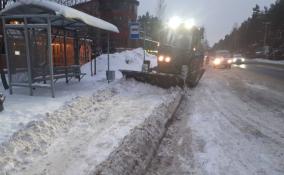 Дорожники Ленобласти трудятся днем и ночью, очищая от снега тротуары, остановки и обочины