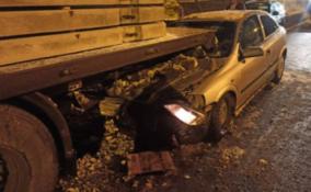 Недалеко от посёлка Котельский произошло ДТП: мужчина на Opel влетел под грузовик с тяжёлыми плитами