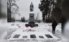 Воспитанники ресурсного центра в Свирьстрое очистили от снега территорию воинского захоронения