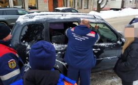 Спасатели Ленобласти вызволили из заблокированной машины маленького ребенка в Лодейном Поле