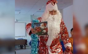 В Волхове Дед Мороз и Снегурочка заглянули в гости к детям-беженцам из Донбасса