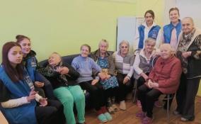 Бабушки из Кировска своими руками связали носки и сделали новогодние открытки военнослужащим