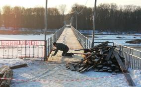 В Кингисеппе продолжается ремонт пешеходного моста через Лугу