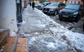 Глыба льда едва не убила женщину в Василеостровском районе Петербурга