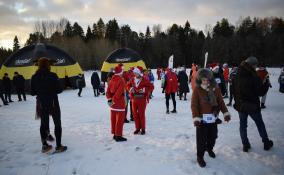 В Гатчине Деды Морозы и Снегурочки устроили предновогодний забег на 2023 метра