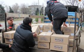 Ленобласть отправила для детей в Енакиево свыше 100 коробок сладких подарков