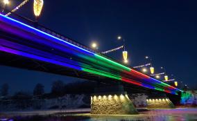 На мосту через реку Лугу в Кингисеппе появилась красочная подсветка