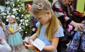 Депутат Ольга Занко передала 300 новогодних подарков для детей участников спецоперации из Каменки