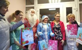 Дед Мороз навестил маленьких пациентов в детских больницах Ленобласти