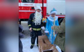 Пожарный Дед Мороз поздравил беженцев из ЛДНР, которые сейчас находятся в Тихвине