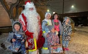 Дед Мороз и Снегурочка на "Автобусе добра" доставляют жителям Агалатовского поселения новогодние подарки