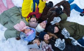 В оздоровительные лагеря Ленобласти на зимние смены приехали отдыхать свыше 9 тысяч детей