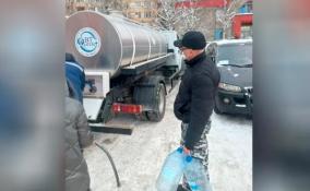 Пострадавшим от коммунальной аварии жителям Ленобласти привезли питьевую воду