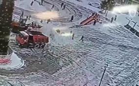СК опубликовал видео, как трактор высыпал гору снега на мальчика в Гатчине
