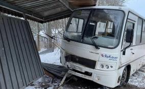 На Старовыборгском шоссе в Ленобласти автобус влетел в остановку