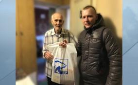 Активисты из Енакиево дарят ветеранам новогодние подарки