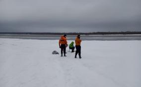 Спасатели Ленобласти провели с рыбаками профилактические беседы об опасности выхода на лед в Шлиссельбурге