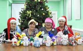 Мастерицы из Лужского района подарили игрушки детям, чьи отцы участвуют в СВО