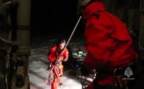 В Ленобласти 18 спасателей эвакуировали двух рыбаков с оторвавшейся льдины на Онежском озере