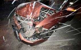 Водитель на "Митсубиси Аутлендер" столкнулся с дорожным КАМАЗом в Кузьмолово