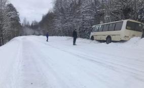 Автобус с пассажирами улетел в кювет в Тихвинском районе