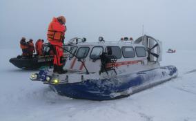 Петербургские спасатели отрабатывают эвакуацию рыбаков с оторвавшейся льдины