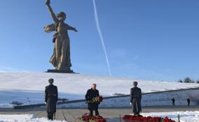 Владимир Путин возложил цветы на Мамаевом кургане в Волгограде