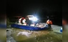 Два рыбака провалились под лёд Ладожского озера - на помощь выезжали спасатели