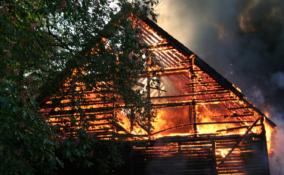 Ранним воскресным утром в Светогорске дотла сгорел частный дом - внутри могли быть люди