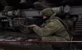 Минобороны РФ показало работу бронепоезда железнодорожных войск Западного военного округа
