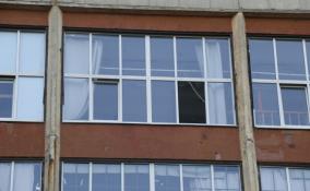 В Петербурге врачи борются за жизнь 15-летнего мальчика, выпавшего из окна 8-го этажа