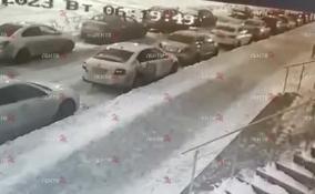 Напавший с ножом на мужчин на Светлановском проспекте попал на видео