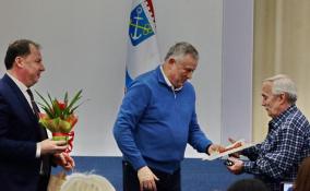 Губернатор Александр Дрозденко вручил ключи от новых квартир 27 семьям
