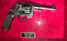 Старинные револьвер и ружье передаст ФСБ военно-историческому музею артиллерии