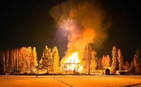 В Вырице 20 сотрудников МЧС тушили пожар в дореволюционном особняке, здание выгорело полностью