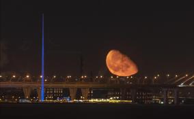 Восход огромной оранжевой луны засняли в Петербурге