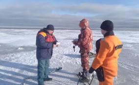 Спасатели Новой Ладоги провели с рыбаками-нарушителями на Ладожском озере профилактические беседы