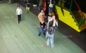 Видео: женщина избила 11-летнего мальчика в батутном парке в Петербурге