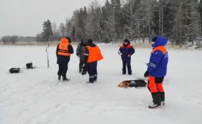 Ленинградские спасатели напомнили жителям об опасности подлёдной рыбалки